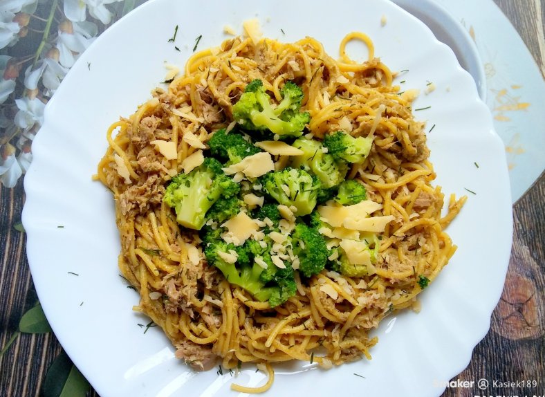  Spaghetti w pesto z tuńczykiem i brokułami 