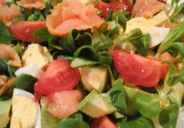 Salatka z roszponka,lososiem ,awokado,jajkiem i pomidorami