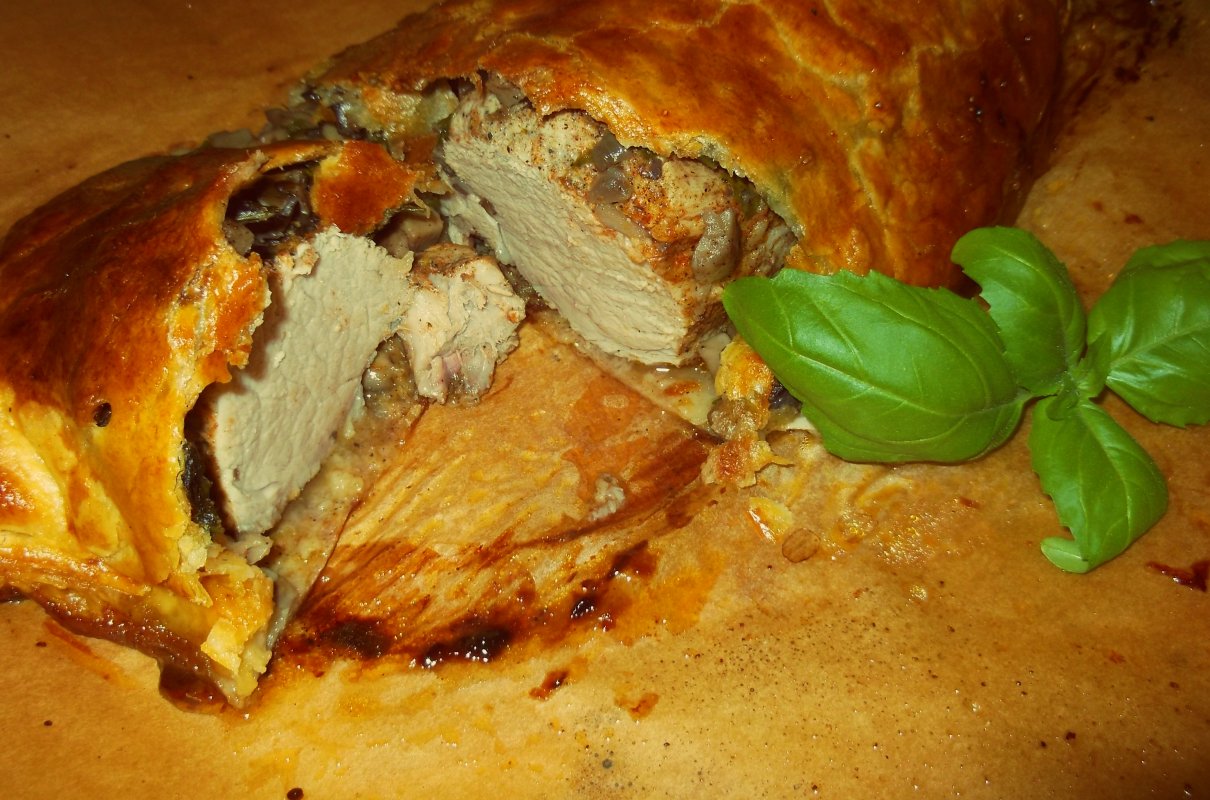 Polędwiczka wieprzowa z pieczarkami w cieście francuskim