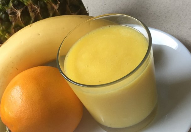 Żółte smoothie banan-pomarańcze-ananas