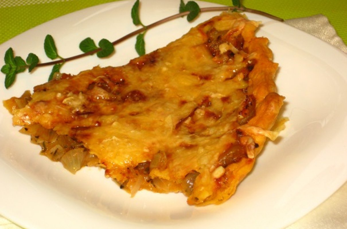 Tarta cebulowa na francuskim spodzie.