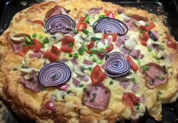 Pizza z czerwoną cebulą