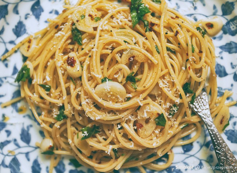  Spaghetti z czosnkiem, chili i oliwą (aglio olio) 