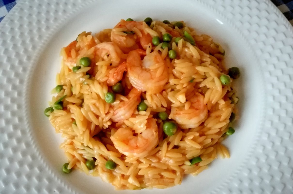 Makaron orzo z krewetkami i groszkiem