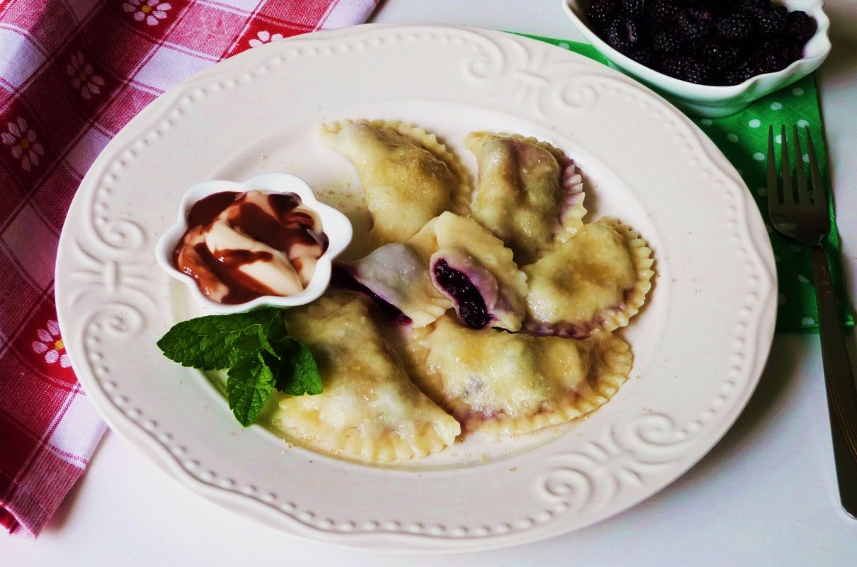 Pierogi z czarnymi malinami