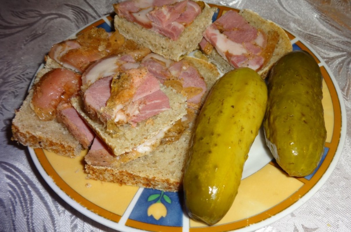 Golonka kanapkowa z chlebem i korniszonem.