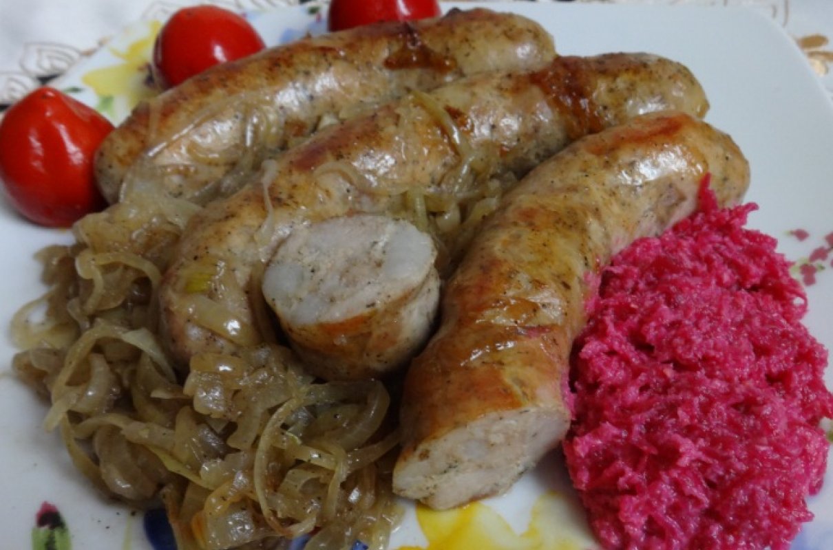 Ruska, biała kiełbasa pieczona z cebulą.