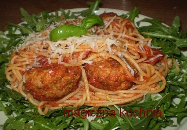 Klopsiki z indyka z sosem pomidorowym i makaronem spaghetti