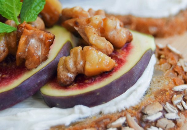 Kanapka z kozim serem, figami i karmelizowanymi orzechami