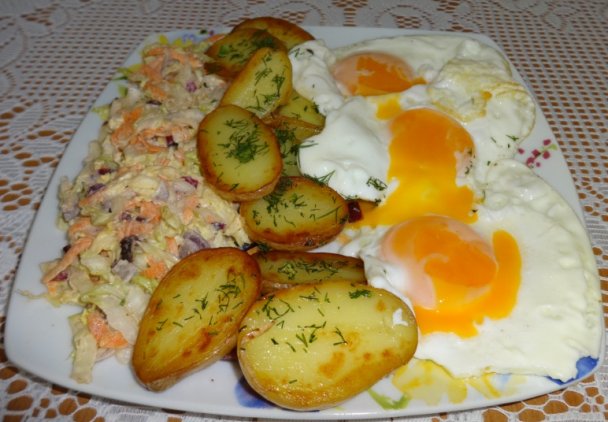 Jajka sadzone ziemniaki surówka.