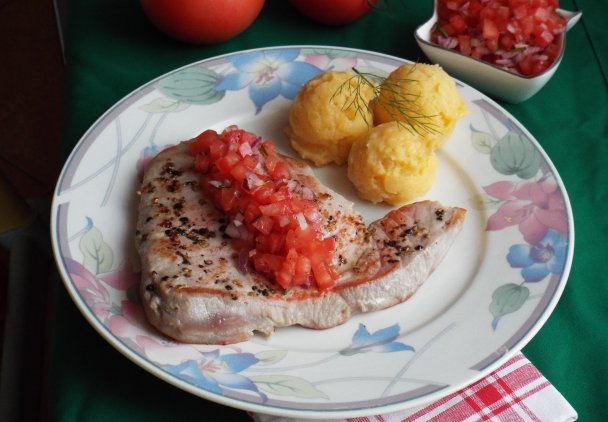 Stek z tuńczyka z salsą pomidorową