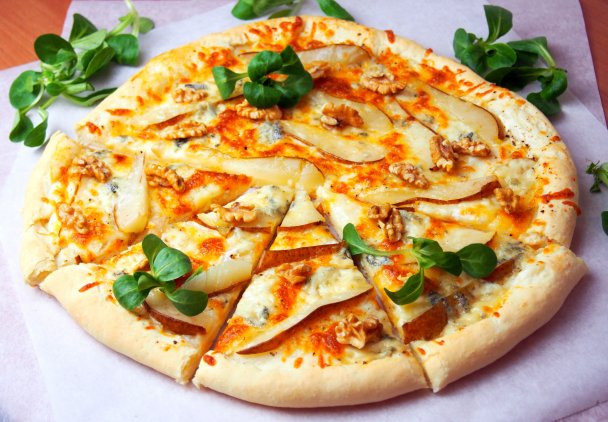 Pizza z gruszką, gorgonzolą i orzechami