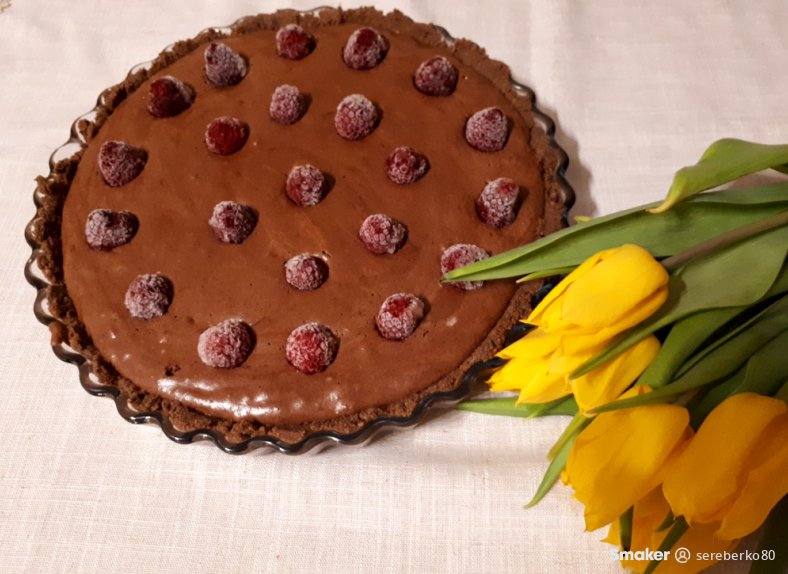 Tarta czekoladowa z aquafaby z malinami