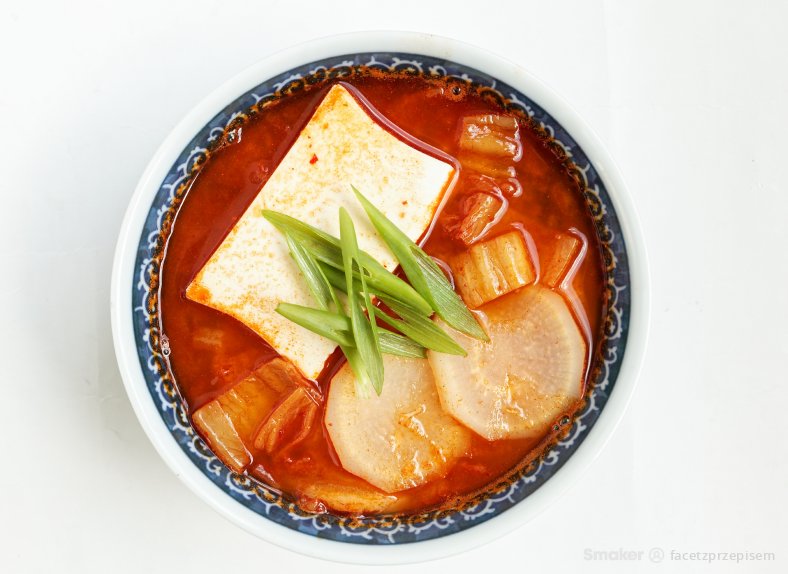  Zupa kimchi z tofu 