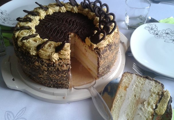 Tort urodzinowy z ozdobami z czekolady