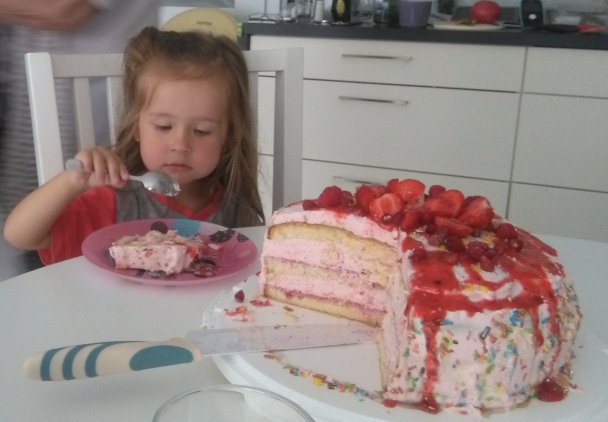 Tort urodzinowy uroczej 3-latki