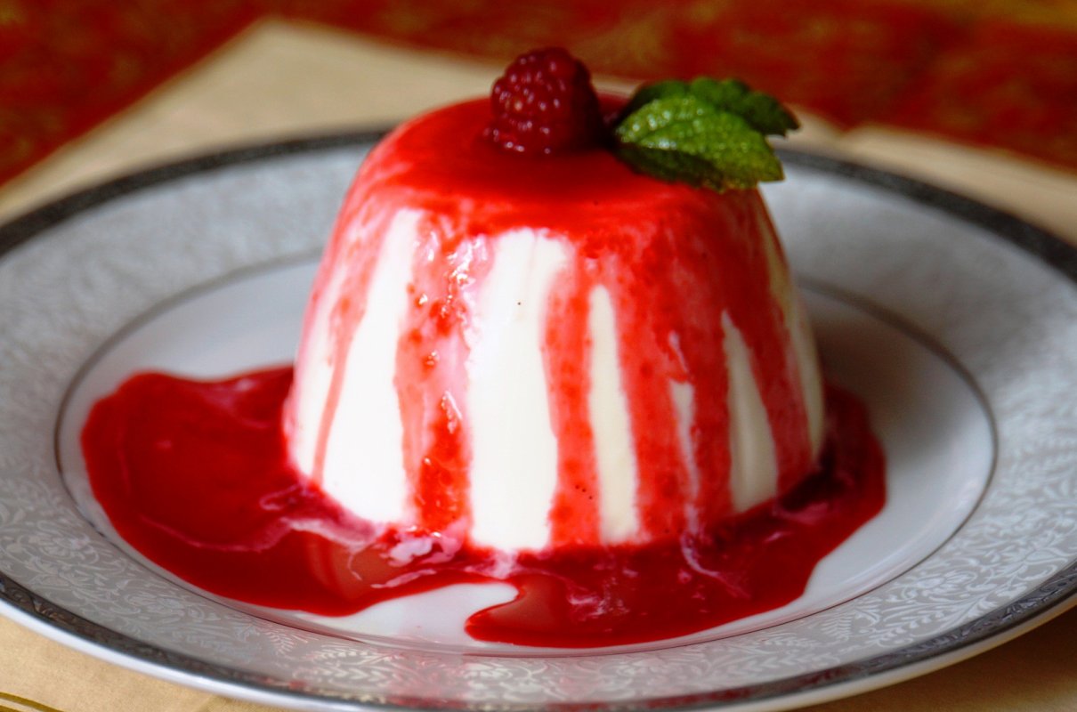 Panna cotta z sosem malinowym