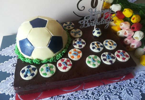 Tort "Mleczna Kanapka" dla 10-latka- fana piłki nożnej