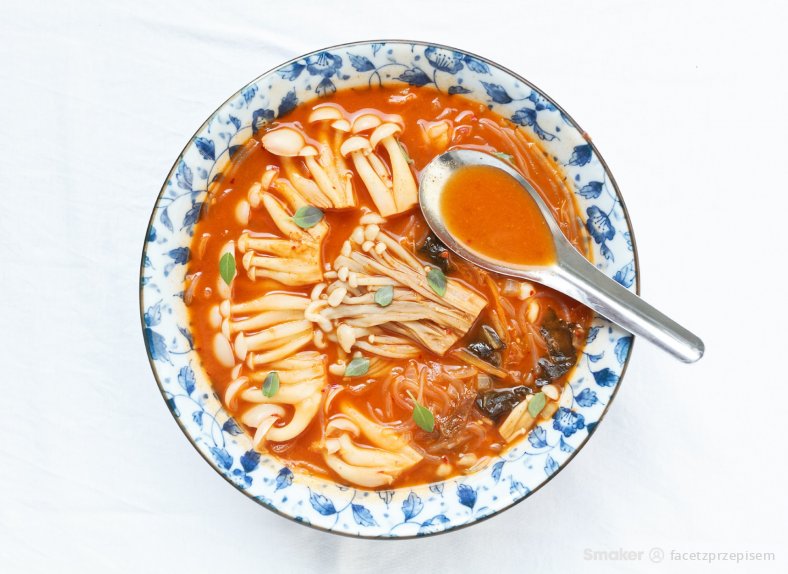  Zupa kimchi z grzybami enoki 