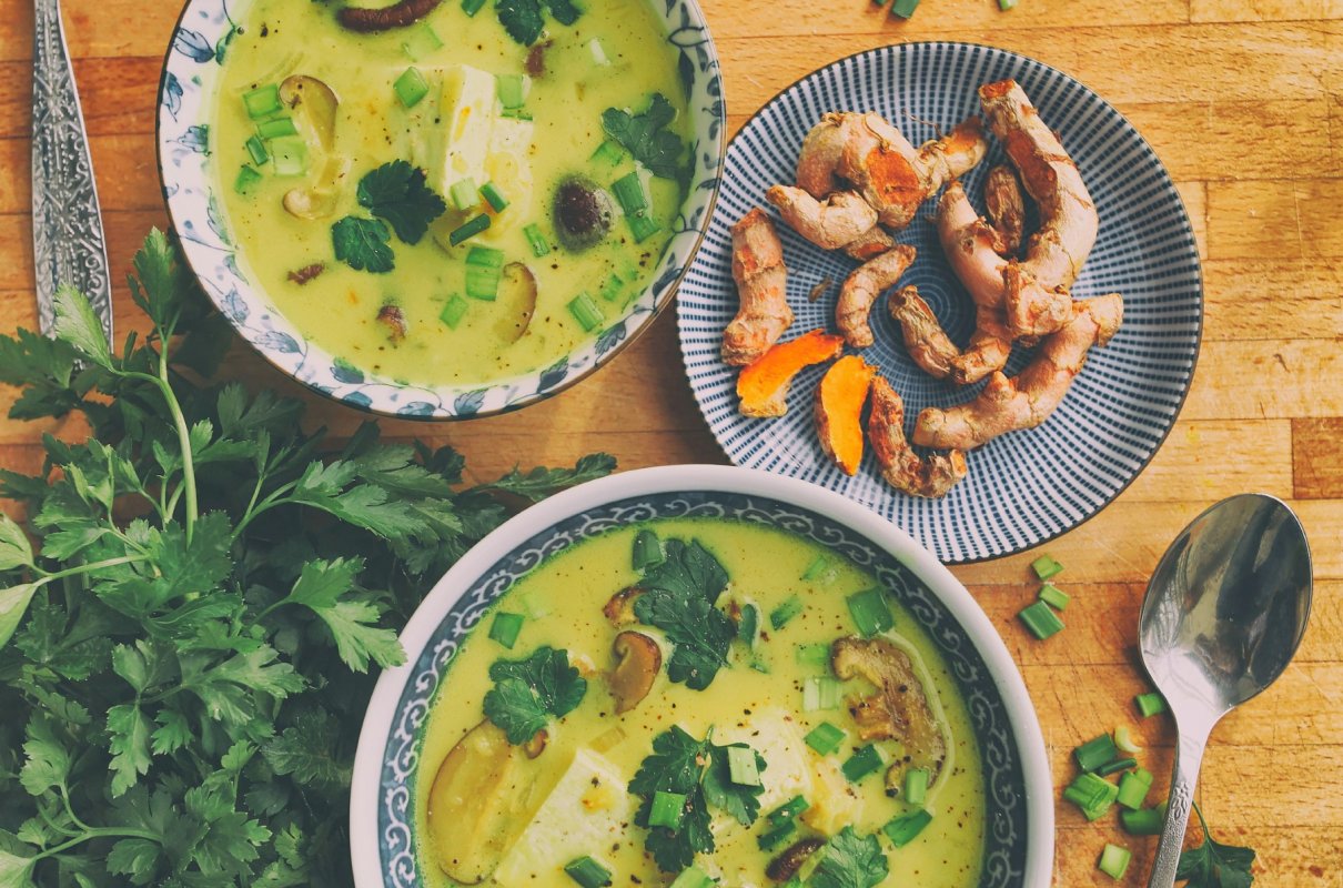 Aromatyczna zupa z tofu, curry i mlekiem kokosowym