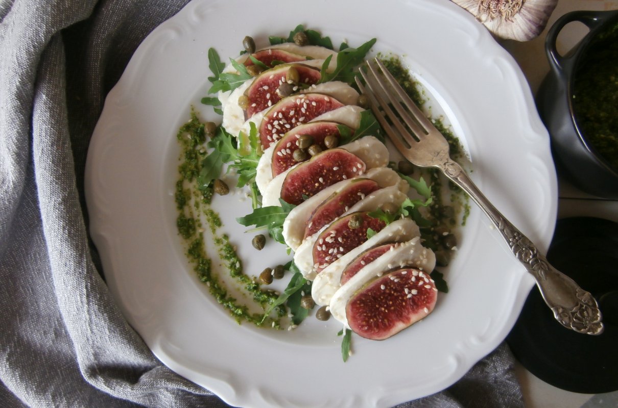 Caprese z figą i rukolą
