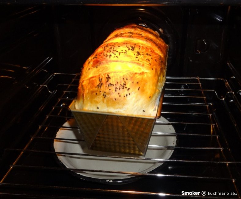 Chleb pszenny z foremki.