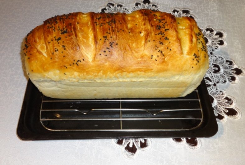 Chleb pszenny z foremki.