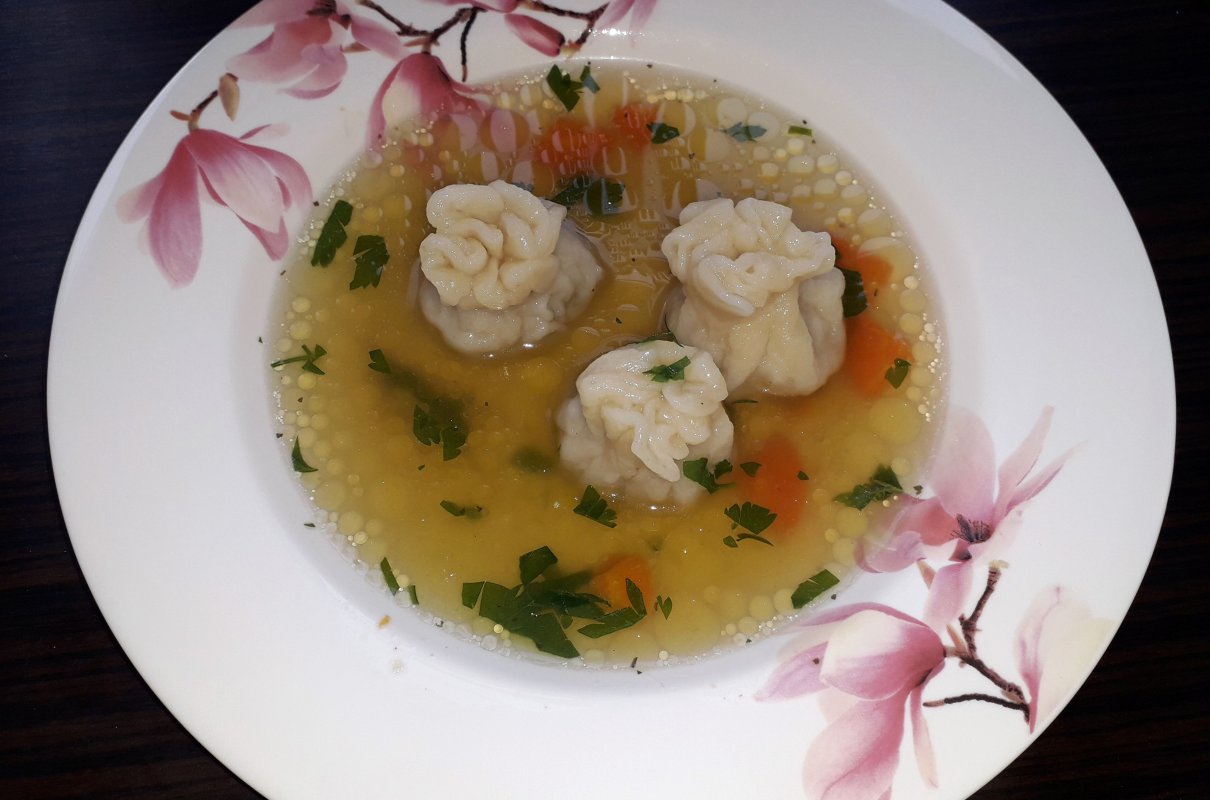 dzyndzołki lub kołduny w rosole.