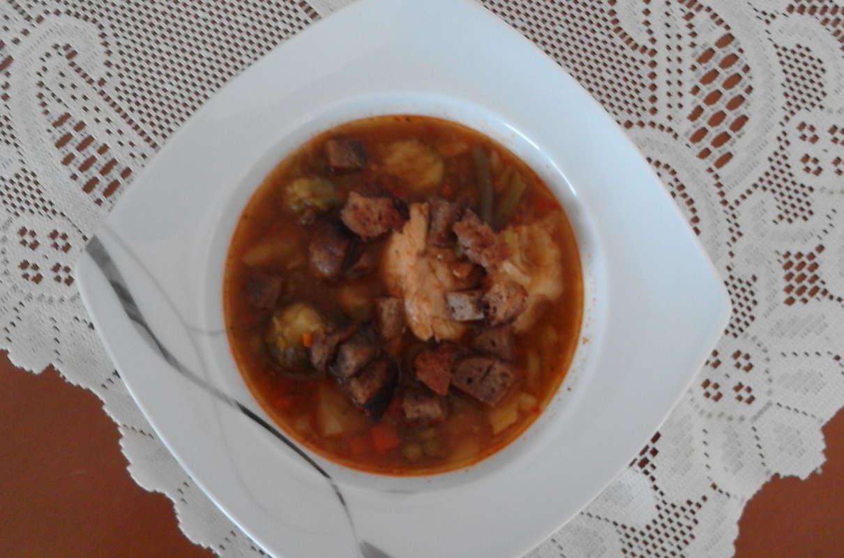 Zupa jarzynowa z grzankami.