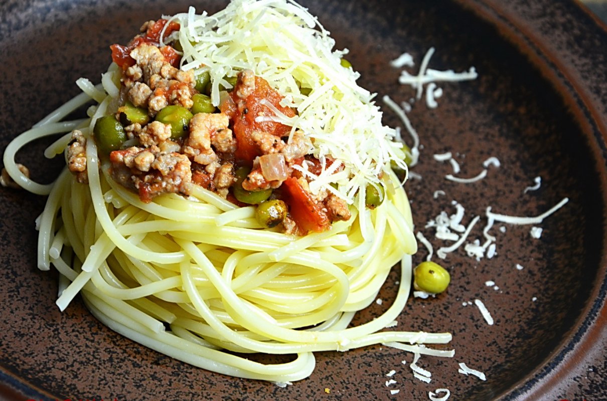 Makaron Spaghetti Z Sosem Pomidorowym, Zielonym Groszkiem I Mieloną ...