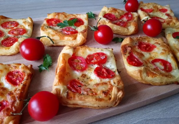 Ciasto francuskie z mozzarella i pomidorami - Przekąski na ciepło