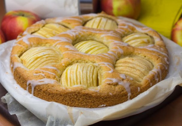 Szybkie ciasto ucierane z połówkami jabłek
