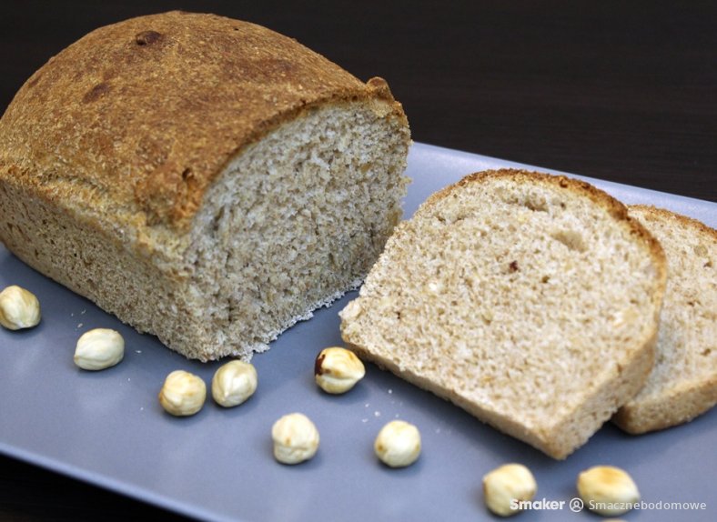  Chleb pszenny razowy z orzechami laskowymi 