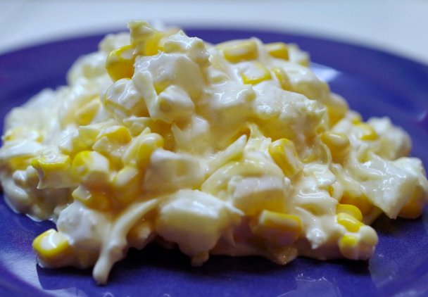Ulubiona sałatka imprezowa z żółtego sera