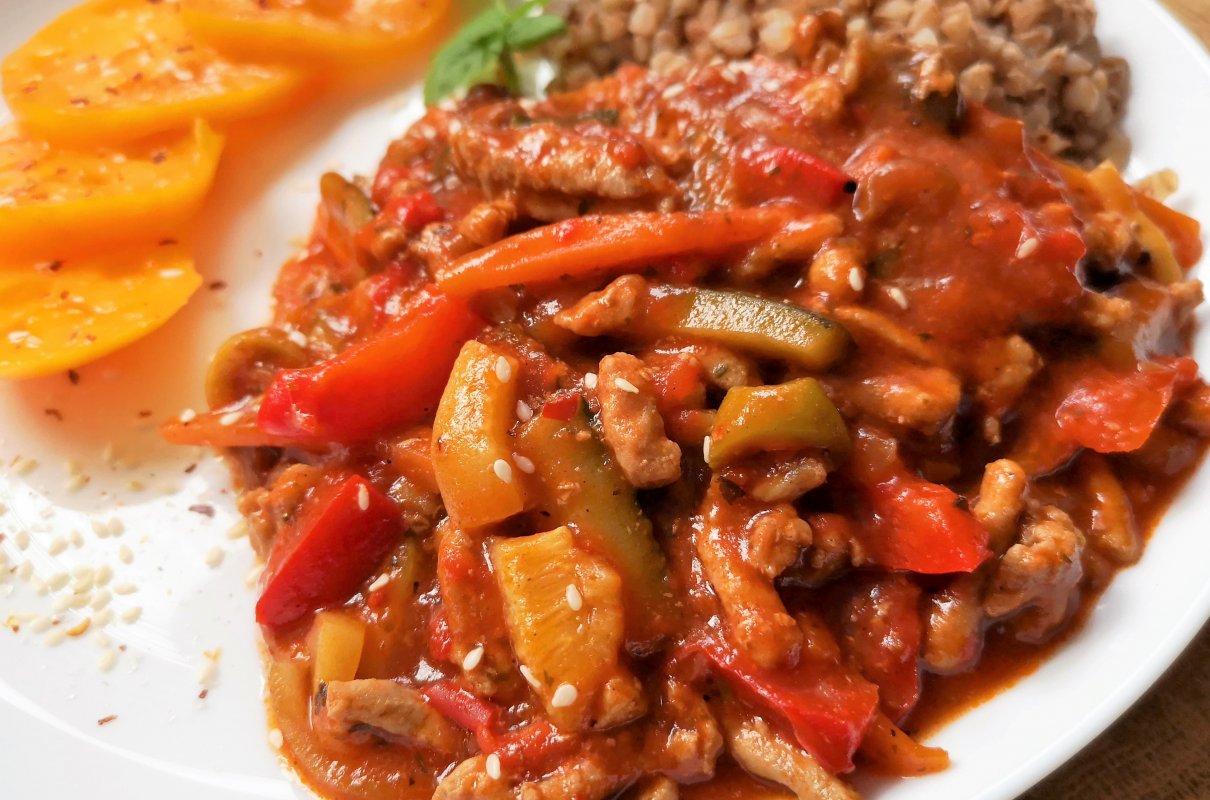 Potrawka z mielonej szynki i kolorowych warzyw w sosie mocno pomidorowym