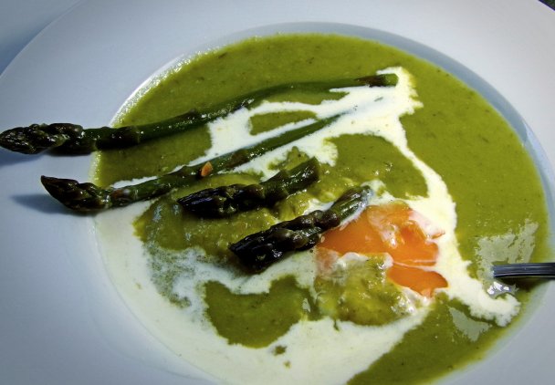 Pyszna zupa-krem z zielonych szparagow z Gorgonzola i jajkiem w koszulce