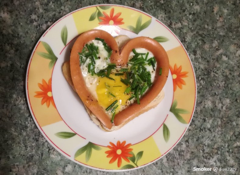  Chrupiące tosty z jajkiem i parówką w kształcie serca 
