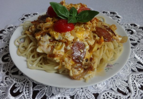 Makaron Spaghetti z jajecznicą i kiełbasą chorizo.