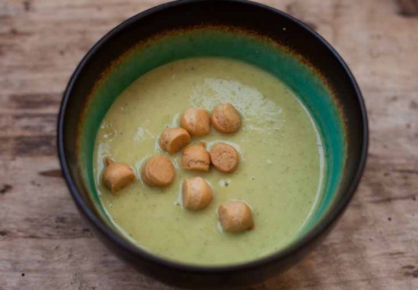 Zielona zupa krem z groszku i cukinii