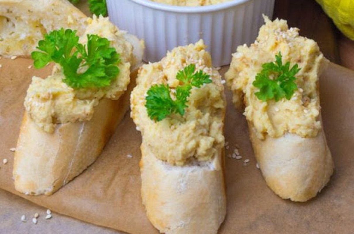 Pasta z ciecierzycy z prażonym sezamem