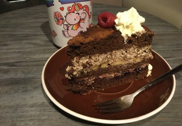 Tort czekoladowy z bananami i czarną porzeczką