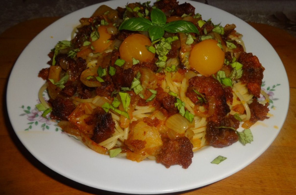 Makaron Spaghetti z kiełbasą chorizo, cebulą i pomidorkami.