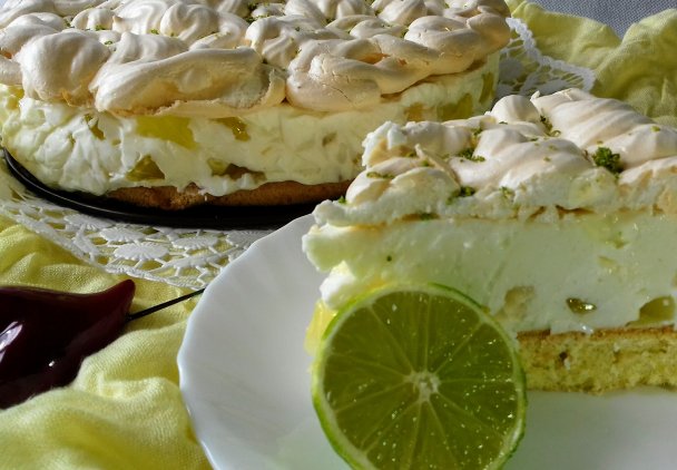 Tort biszkoptowo-bezowy z limonką i ananasem