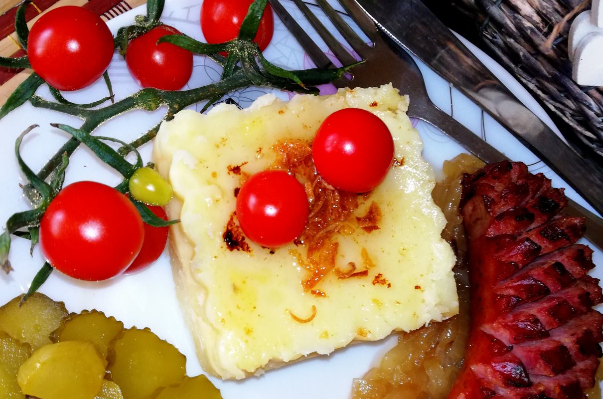 Kiełbasa jeżyk na duszonej cebulce.