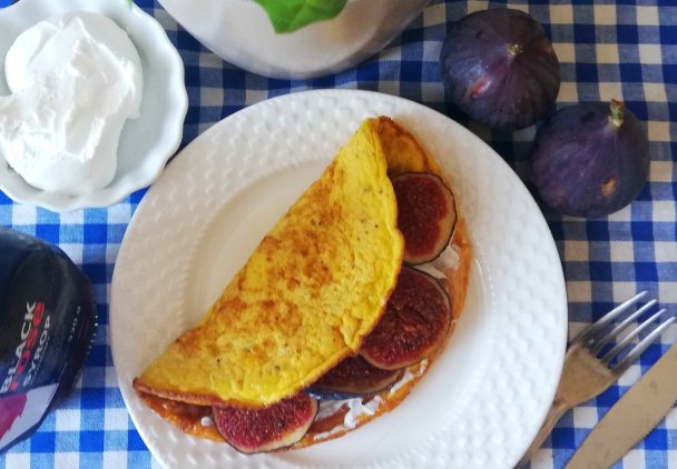 Puszysty omlet z figą i kozim serem