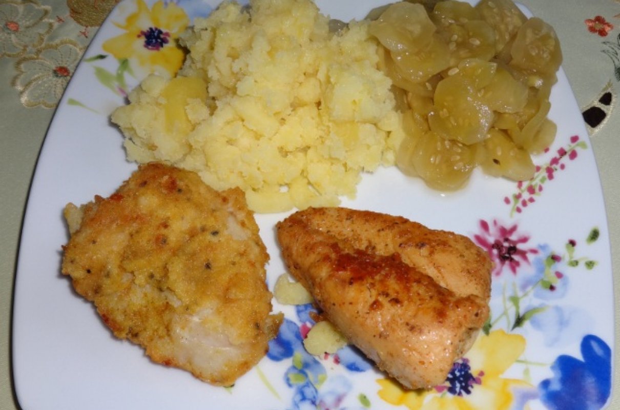 Smażony filet z dorsza, ziemniaki i mizeria.