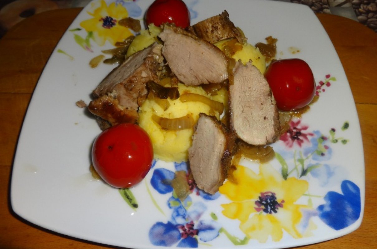 Smażony filet z kaczki, ziemniaki, papryka.