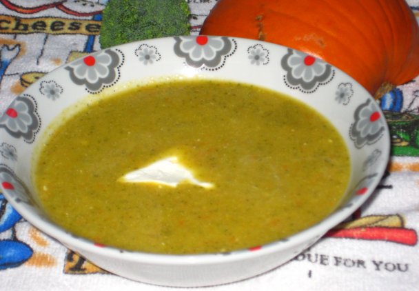 Zupa krem dyniowo-brokułowa.