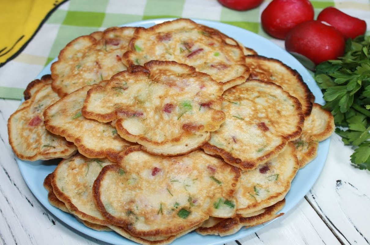 Стакан кефира на завтрак реальное фото. Кефирный завтрак на сковороде. Пирожки лучше делаются с кефиром или со сметаной. Пп завтрак с кефиром. Завтрак из кефира.