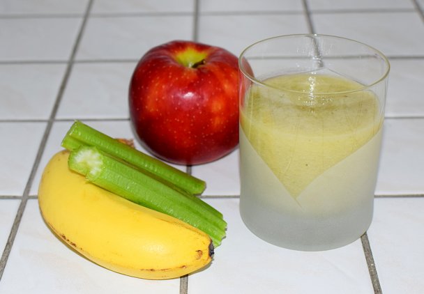 zdrowy koktajl z selerem naciowym, bananem i jabłkiem
